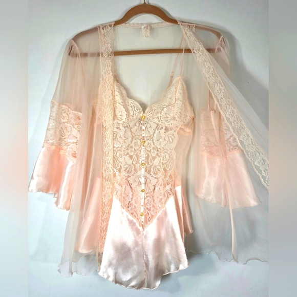 ANDREA KRISTOFF FOR ESCANTÉ TWO PIECE LINGERIE. - Picture 2 of 9